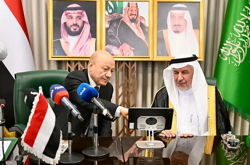 The siege by Houthi militias and the suffering of displaced people highlighted Alimi's visit to King Salman Center.