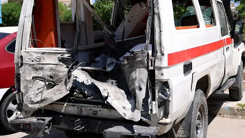 مليشیاهای حوثی تروریستی به خودرو ambulans در جنوب شهر تعز حمله کردند.