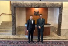 سفير اليمن لدى سنغافورة يبحث مع وزير الدولة للشؤون الخارجية تعزيز التعاون الثنائي بين البلدين