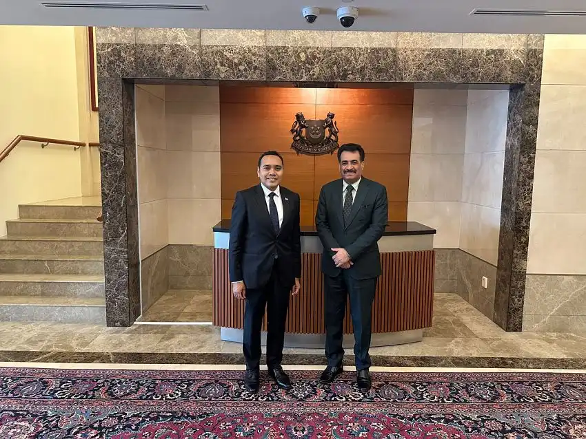 سفیر یمن در سنگاپور با وزیر دولت در امور خارجه درباره تقویت همکاری‌های دوجانبه بین دو کشور گفتگو کرد.