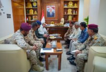 عضو مجلس القيادة سالم الخنبشي يشدد على رفع الجاهزية الأمنية والعسكرية وتعزيز التنسيق بين الأجهزة الأمنية بحضرموت