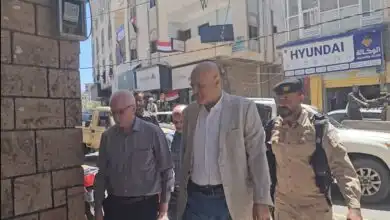 محافظ تعز يتفقد الأسواق ويؤكد استمرار توفر السلع واستقرار الوضع التمويني بالمحافظة