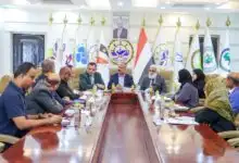 اجتماع حكومي يناقش تسريع تنفيذ مشروعي مينائي قرمة وبروم