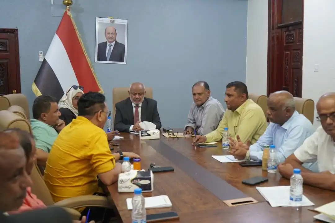 The Governor of Al Hudaydah discusses urgent needs of displaced persons with humanitarian organizations.