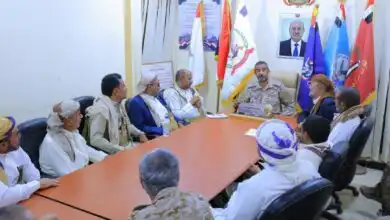 رئيس هيئة الأركان يؤكد أهمية توحيد الجهود وتعزيز دور المقاومة الشعبية في إسناد القوات المسلحة