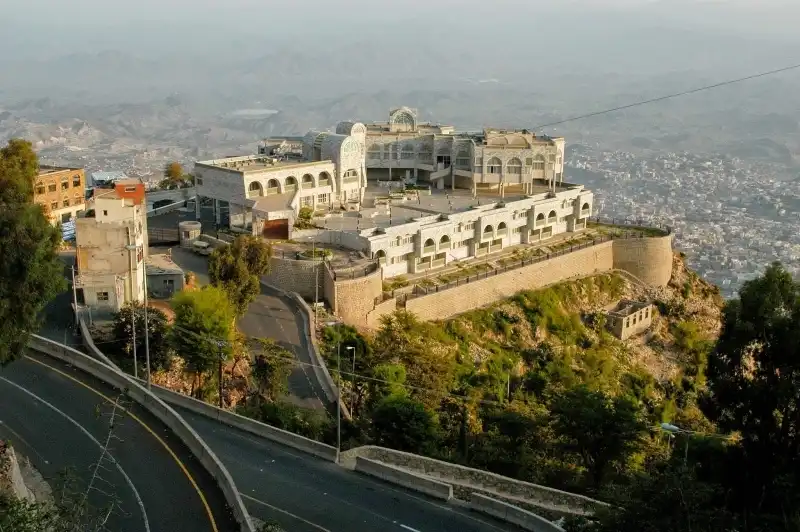 The death toll from Houthi shelling and sniping in Sabir Al-Mawadim has risen to ten, including both dead and injured.