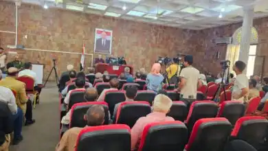 محافظ تعز يشيد بتضحيات القوات المسلحة ويوجه بتحسين الخدمات