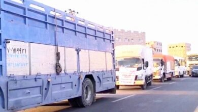 السلطة المحلية بلحج تسيِّر أولى القوافل الغذائية العاجلة إلى المقاتلين والأُسَر المتضرِّرة من القصف الحوثي