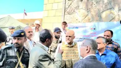 محافظ تعز يتفقد أوضاع النازحين ويشدد على حماية الأطفال