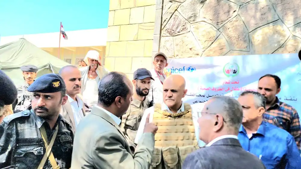 محافظ تعز يتفقد أوضاع النازحين ويشدد على حماية الأطفال