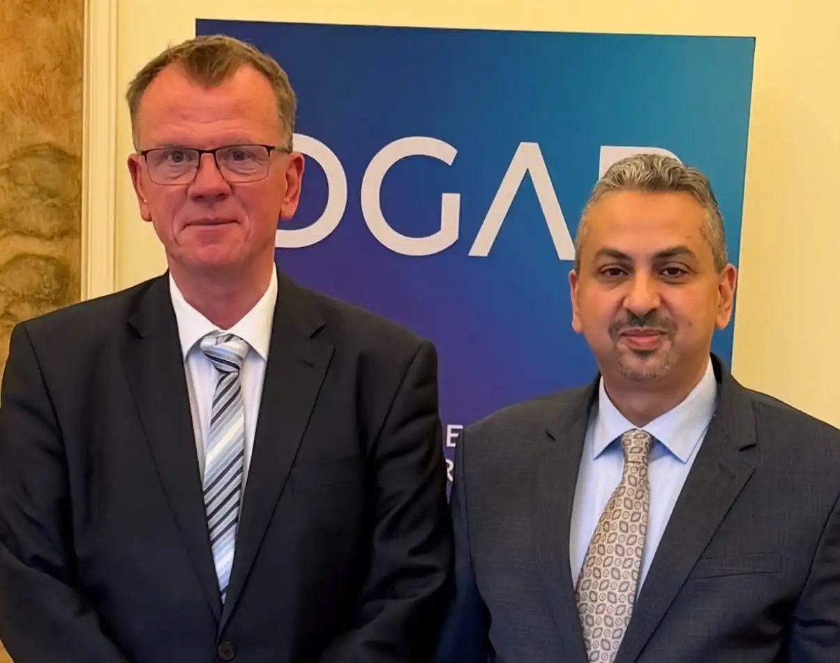 L'ambassadeur du Yémen discute avec le vice-président de l'Association allemande de politique étrangère des développements au Yémen.
