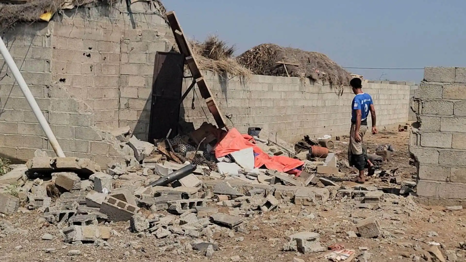 Une femme et son enfant blessés, maison détruite par un bombardement houthis à la village de Al-Dair, à l'ouest de Hajjah.