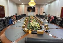 وزير الدولة الأبارة يبحث مع وفد برنامج الغذاء العالمي في عدن الاستجابة الطارئة للنازحين