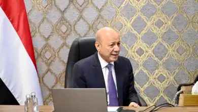 رئيس مجلس القيادة يتابع مستجدات عملية “فجر اليمن” ويشيد بانتصارات القوات المسلحة والإسناد الشامل من تحالف دعم الشرعية