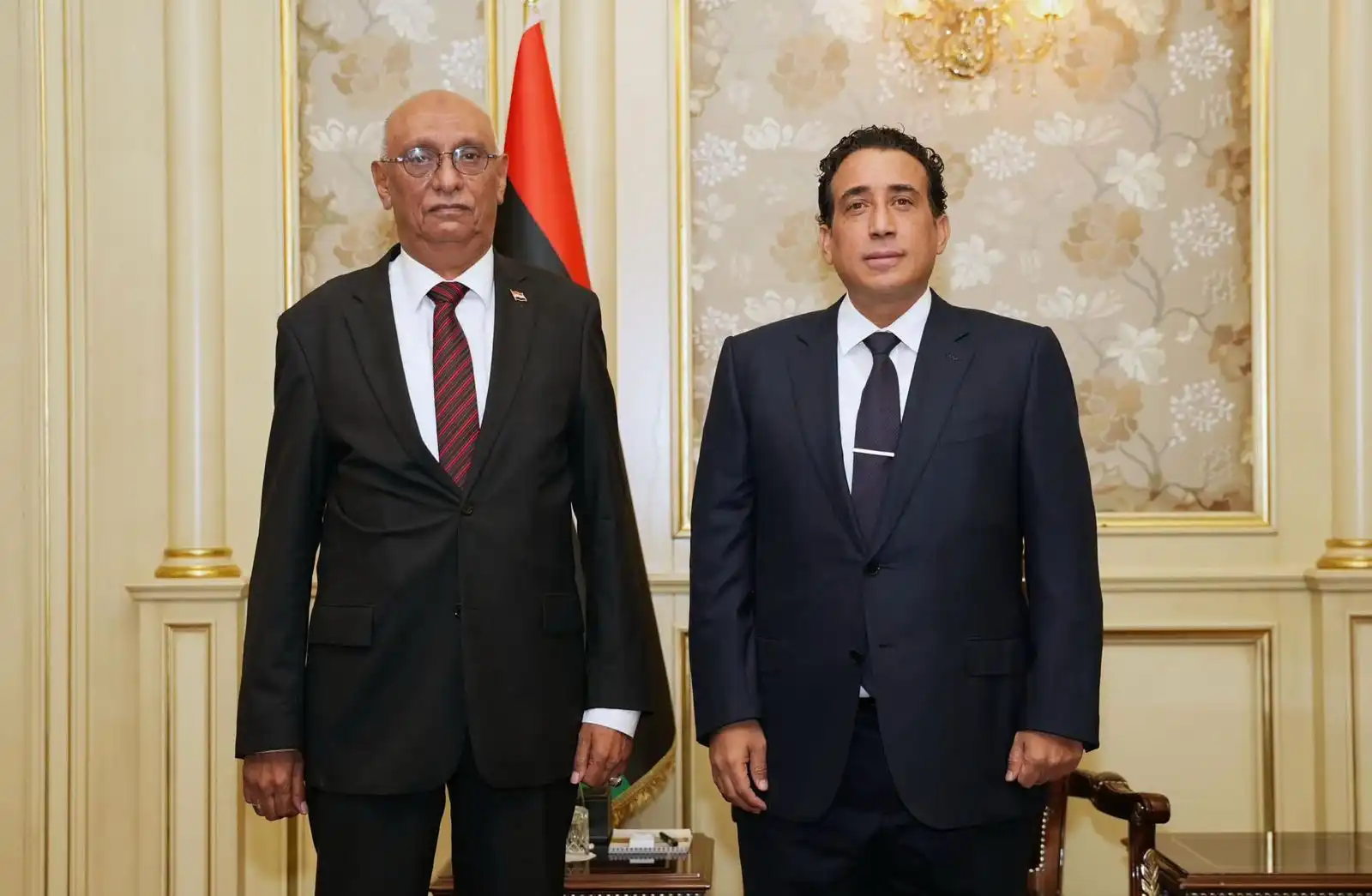 رئيس المجلس الرئاسي الليبي يجدد موقف بلاده الداعم لمجلس القيادة والحكومة وأمن اليمن ووحدته واستقراره