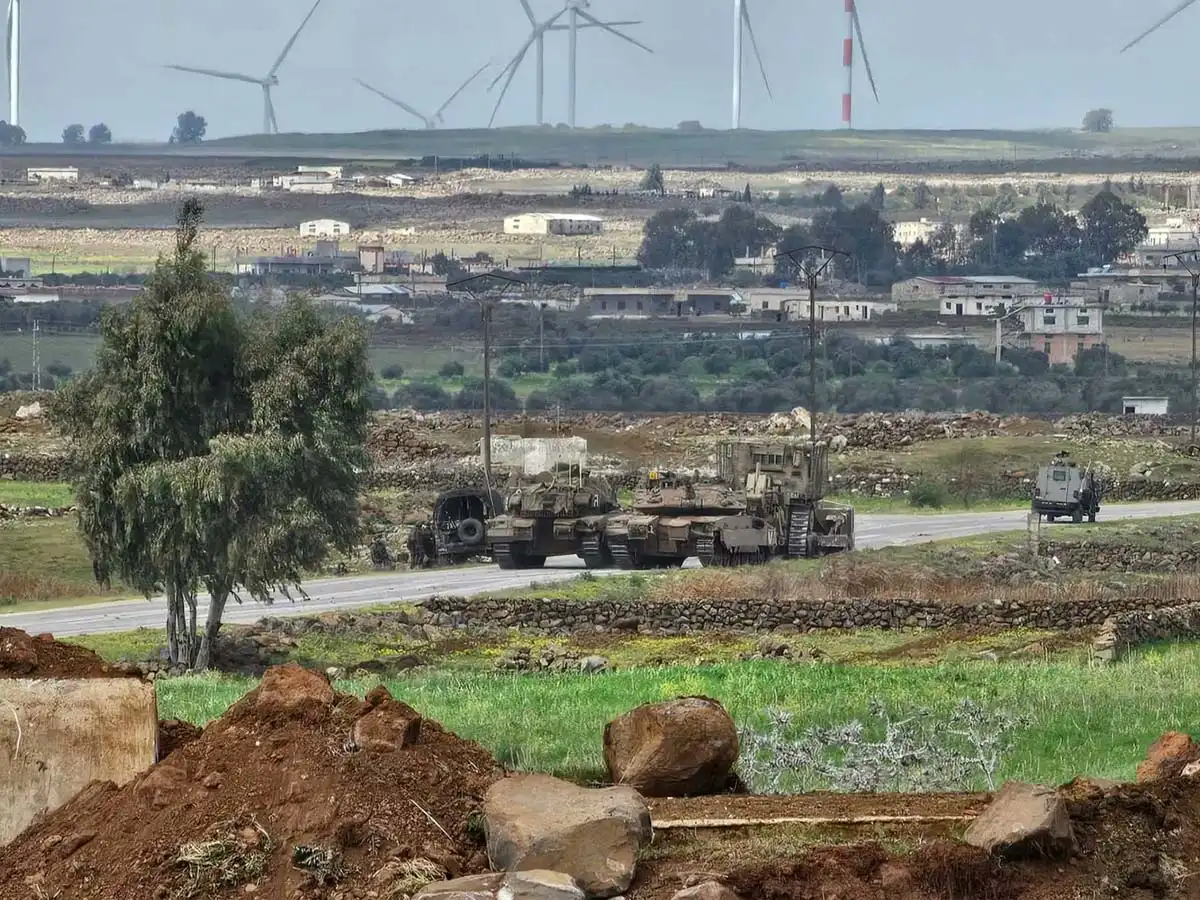 Les forces d'occupation israéliennes s'introduisent dans la campagne de Quneitra et arrêtent deux jeunes hommes.