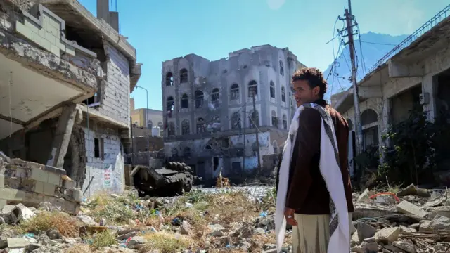 A rights organization warns of a humanitarian disaster in Taiz due to the Houthi blockade.