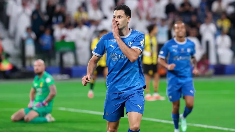 Al Hilal secures the classic match against Al Ittihad with three goals, reclaiming the top spot in the Roshan League.