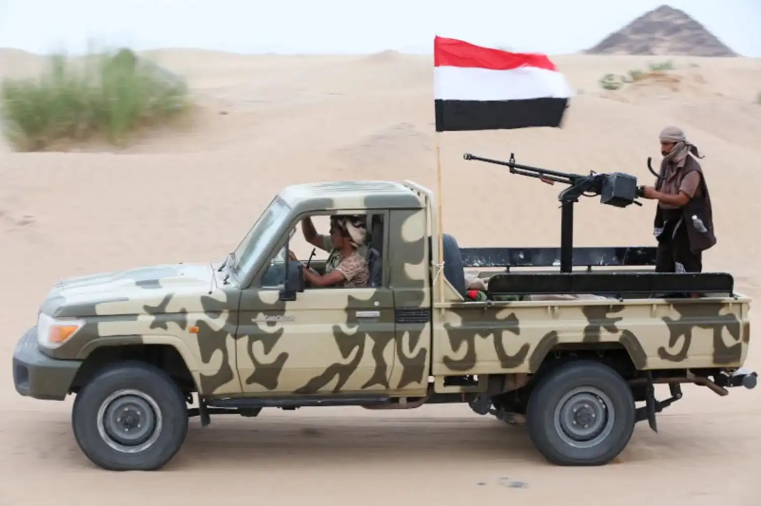 Violent clashes in Taiz and Lahij, with an ambush resulting in twelve Houthi militia members being killed.