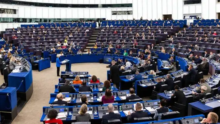 The European Parliament calls for classifying the Houthis as a terrorist organization and reaffirms support for the Yemeni government.