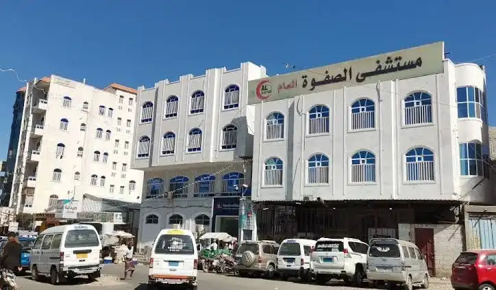 Les milices houthistes terroristes bombardent l'hôpital Al-Safwa à Taëz.