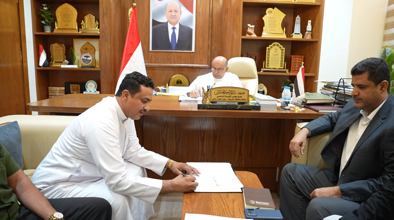 A member of the Leadership Council, Al-Khanbashi, reviews student initiatives and sponsors two agreements for service and development projects in Hadramaut.