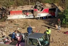 بوليفيا.. مصرع 10 أشخاص وإصابة 4 إثر سقوط شاحنة من منحدر صخري