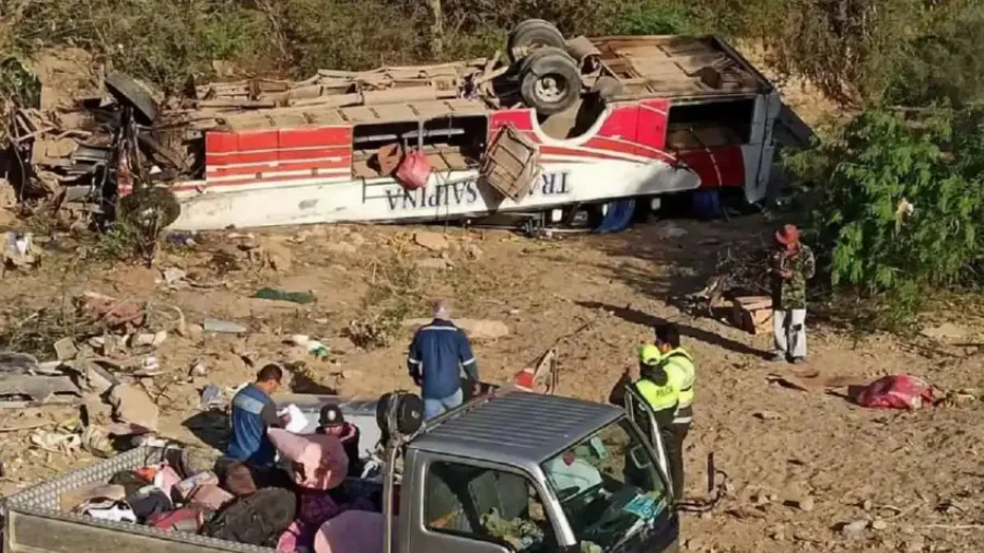 بوليفيا.. مصرع 10 أشخاص وإصابة 4 إثر سقوط شاحنة من منحدر صخري